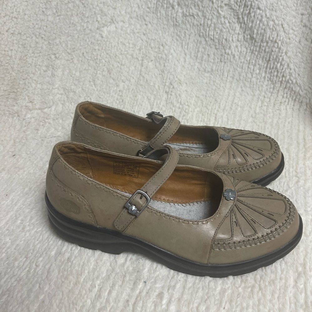 Dr Comfort leather khaki Mary Jane Shoes with Buckle accent SZ9W
